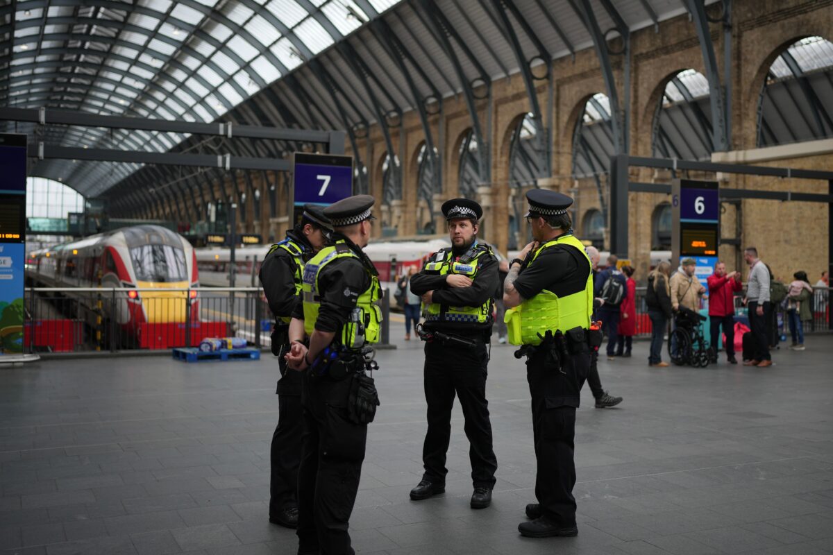 United Kingdom, police: ‘Train attacker may be involved in three other stabbings’