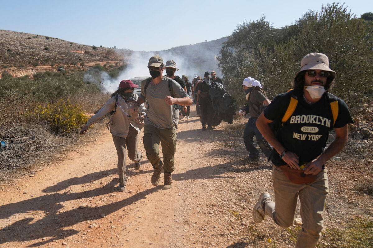 Middle East: 15 injured in settler attacks in the West Bank, including a photographer