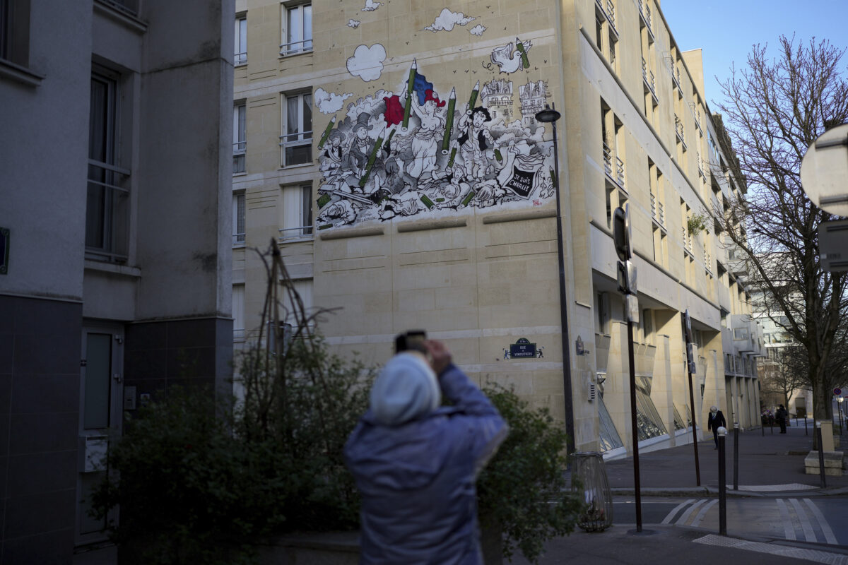 France: threatening emails, Charlie Hebdo reports for condoning terrorism