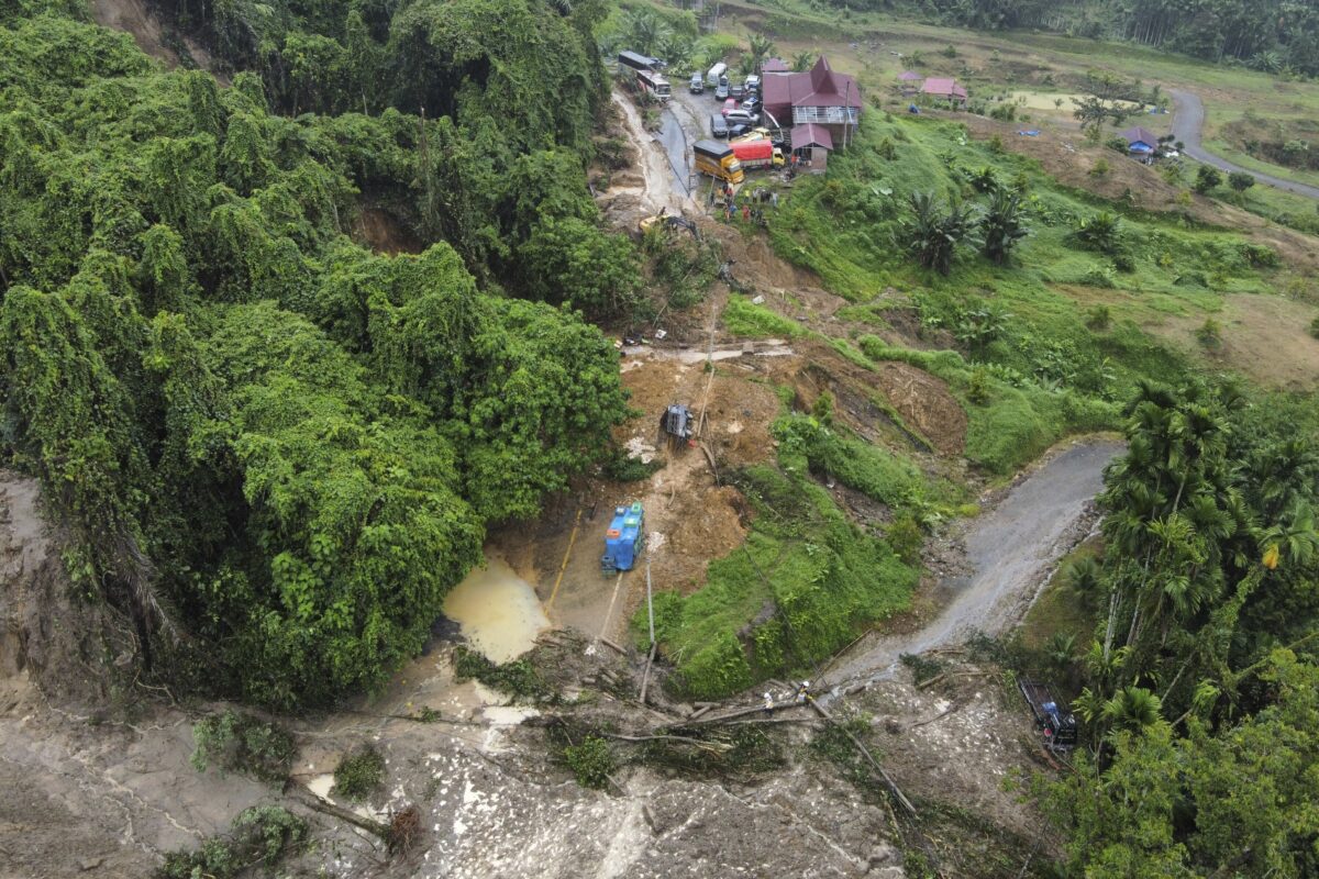 Indonesia: at least 18 dead in two landslides, search ongoing for 34 missing persons Indonesia: at least 18 dead in two landslides, search ongoing for 34 missing persons
