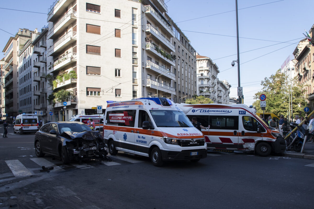 Road accidents: minibus collides with car in Pordenone, driver injured