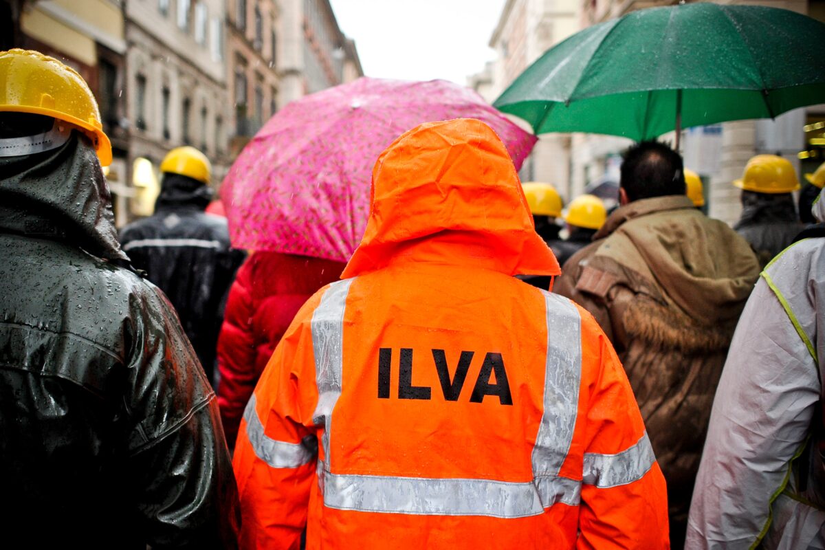 Ex Ilva: workers spend the night in the square Genoa. The mayor: ‘A sacrosanct struggle’