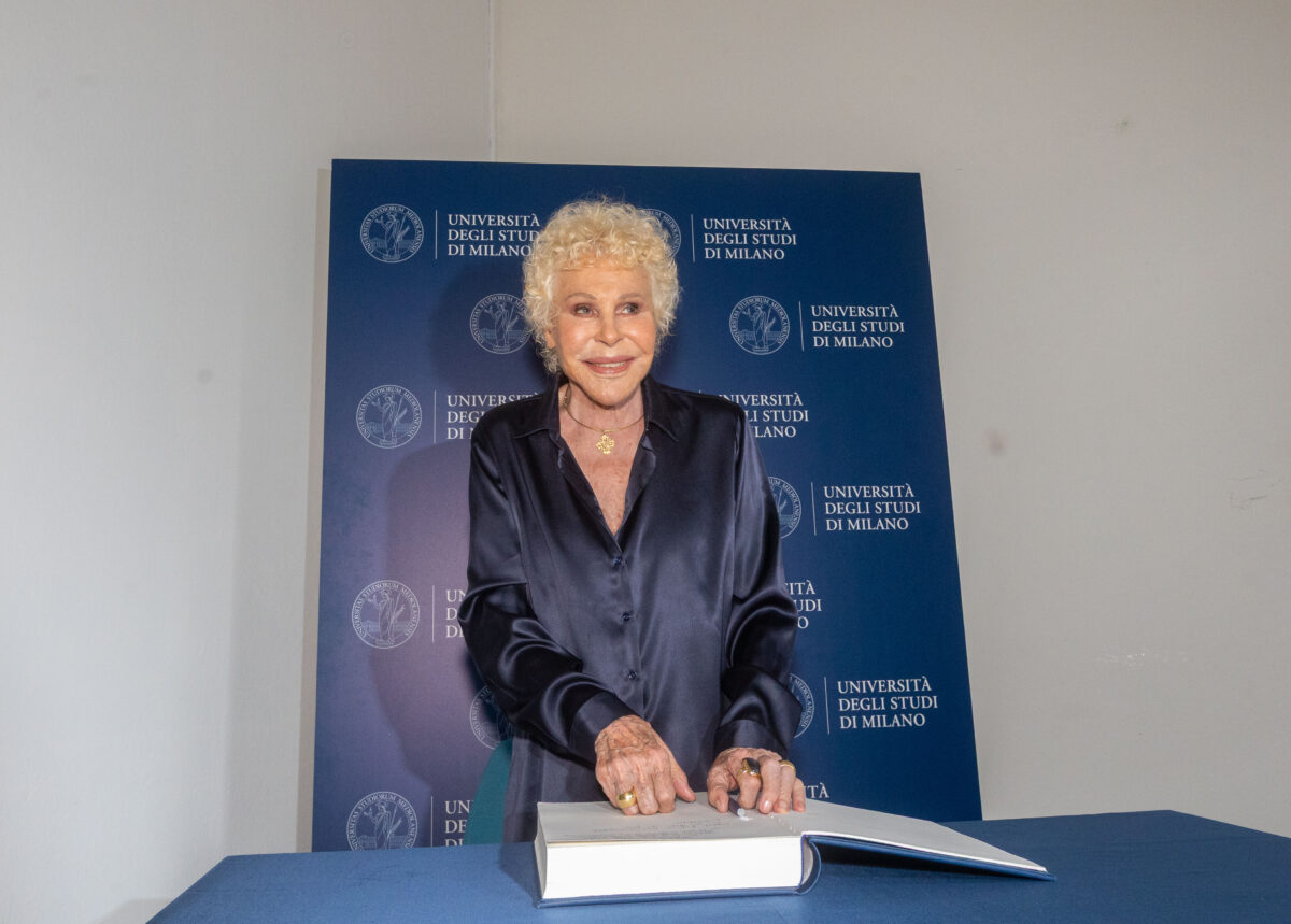 Vanoni opens funeral chapel: applause as coffin arrives