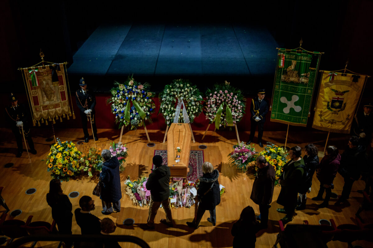 Ornella Vanoni: Gino Paoli’s tribute, yellow rose cushion