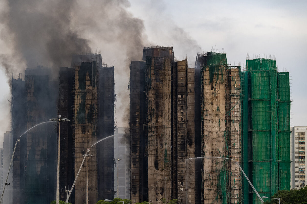 Hong Kong, fire in seven skyscrapers: death toll rises to 75