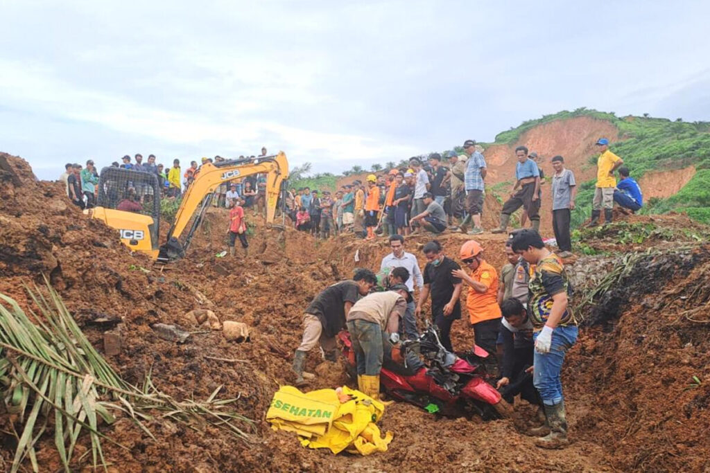 Indonesia: Death toll from landslides and floods in Sumatra exceeds 300