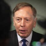 Ukraine, Petraeus: “Kiev needs money and weapons”