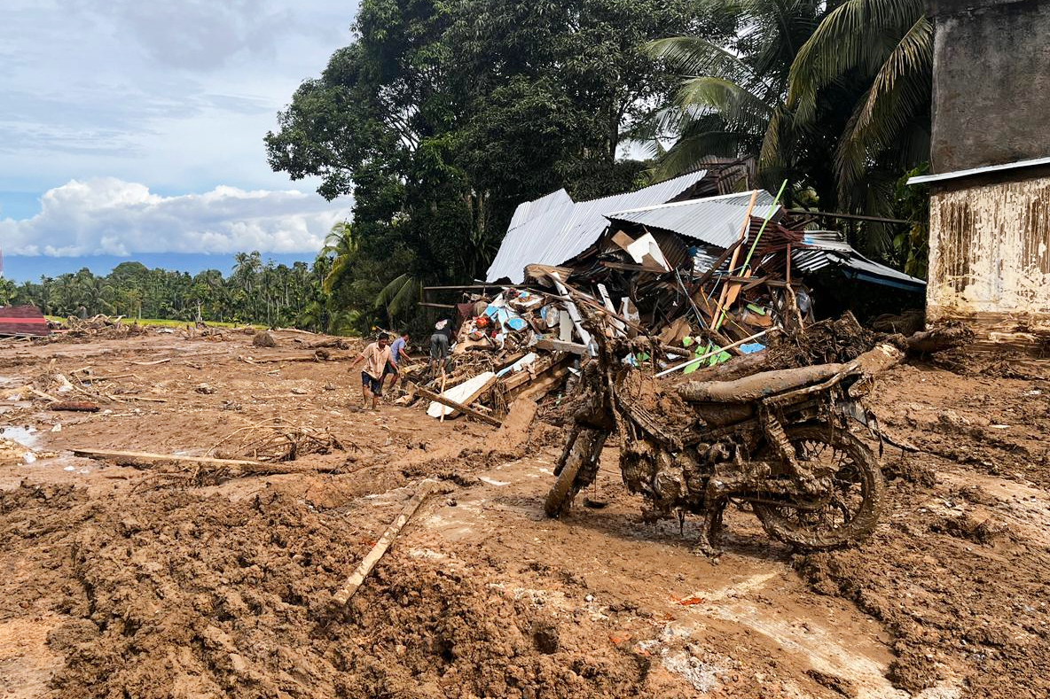 Floods in Indonesia, Sri Lanka, and Thailand leave over 1,200 dead and 800 missing