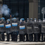 Genoa: tensions at metalworkers’ march at the prefecture, smoke bombs thrown
