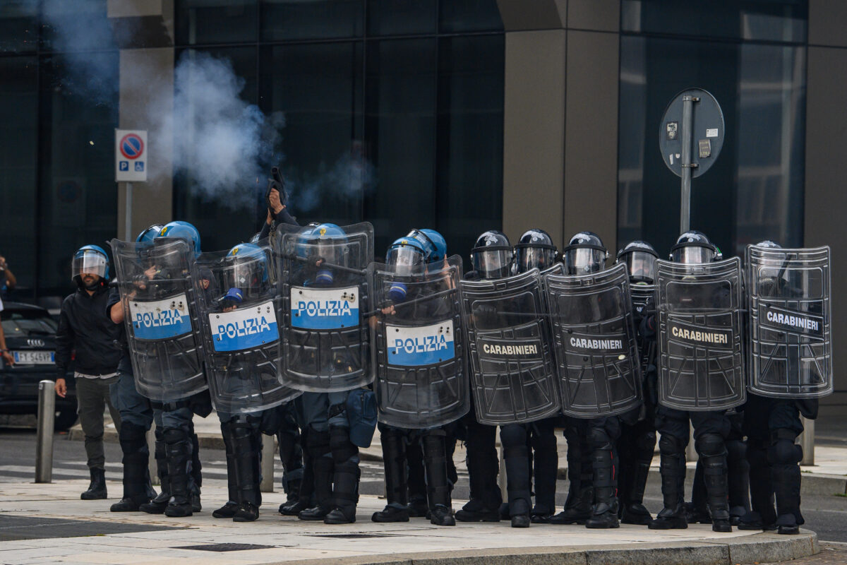Genoa: tensions at metalworkers’ march at the prefecture, smoke bombs thrown