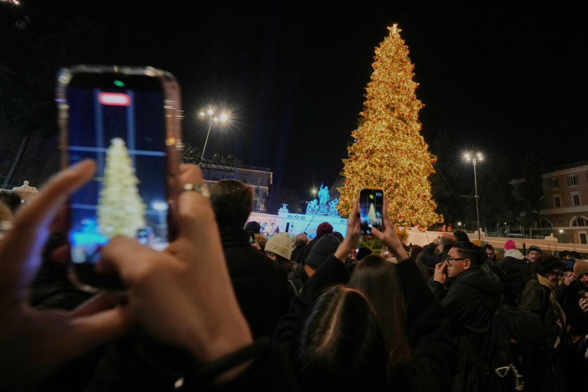 Rome: Christmas tree lit up in Piazza del Popolo, Gualtieri kicks off the festivities