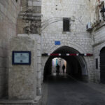 West Bank, settlers set fire to car in village south of Bethlehem