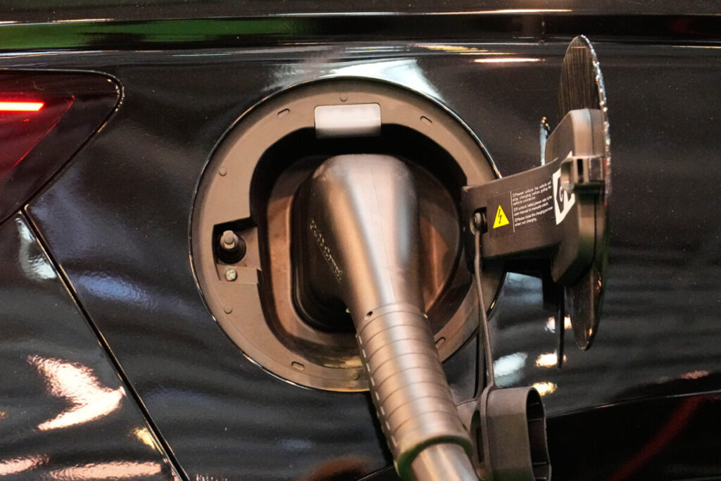 Cars, EU revises 2035 phase-out of combustion engines: green light for hybrids and biofuels