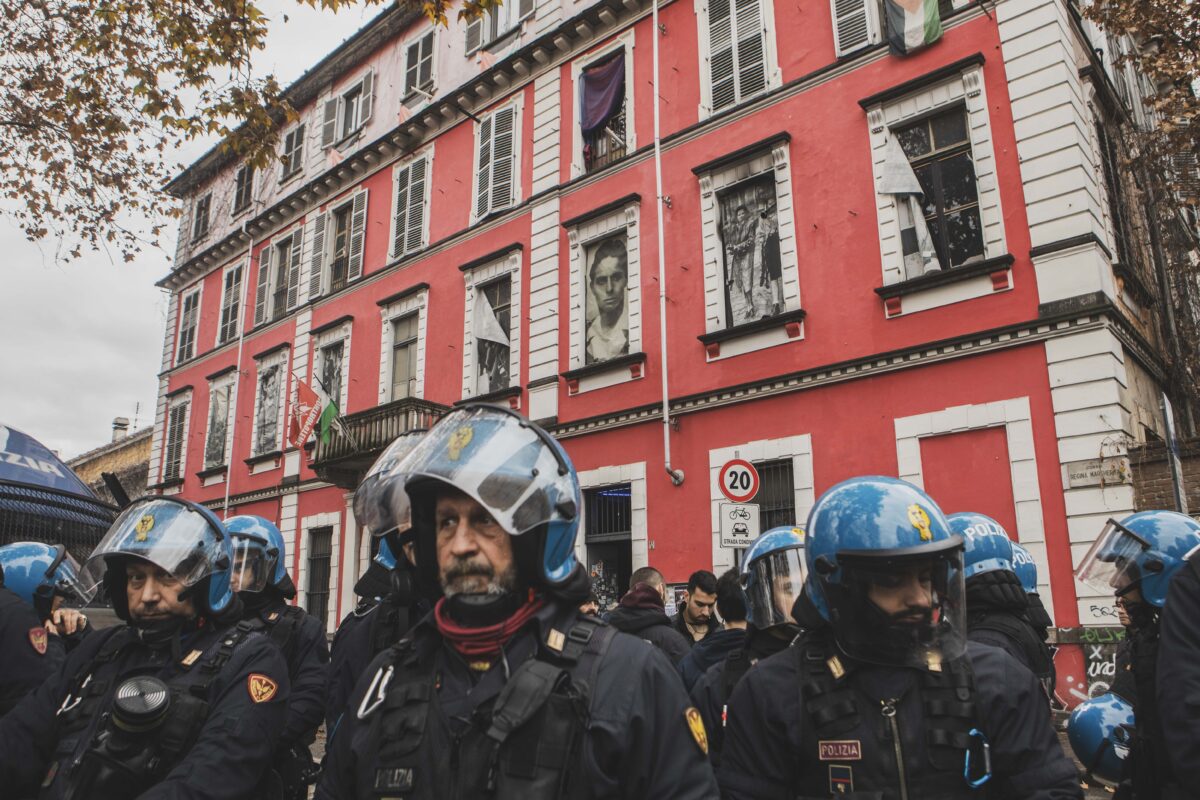 Turin, searches at Askatasuna and 8 activists: computers and smoke bombs seized Turin, searches at Askatasuna and 8 activists: computers and smoke bombs seized