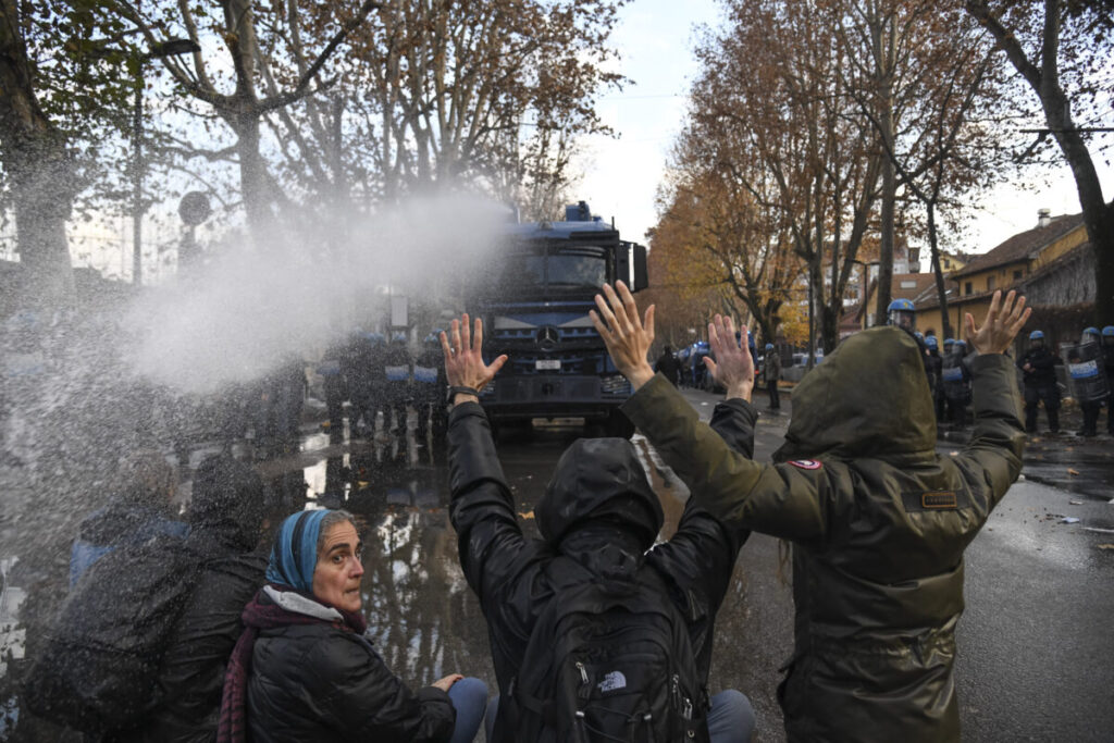 Turin: police charge and use water cannons at demonstration against Askatasuna eviction