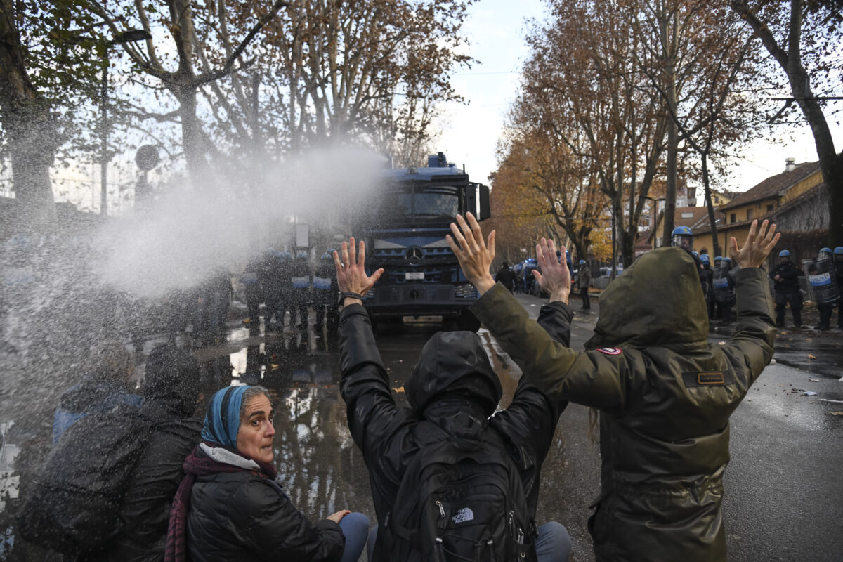 Turin: police charge and use water cannons at demonstration against Askatasuna eviction Turin: police charge and use water cannons at demonstration against Askatasuna eviction