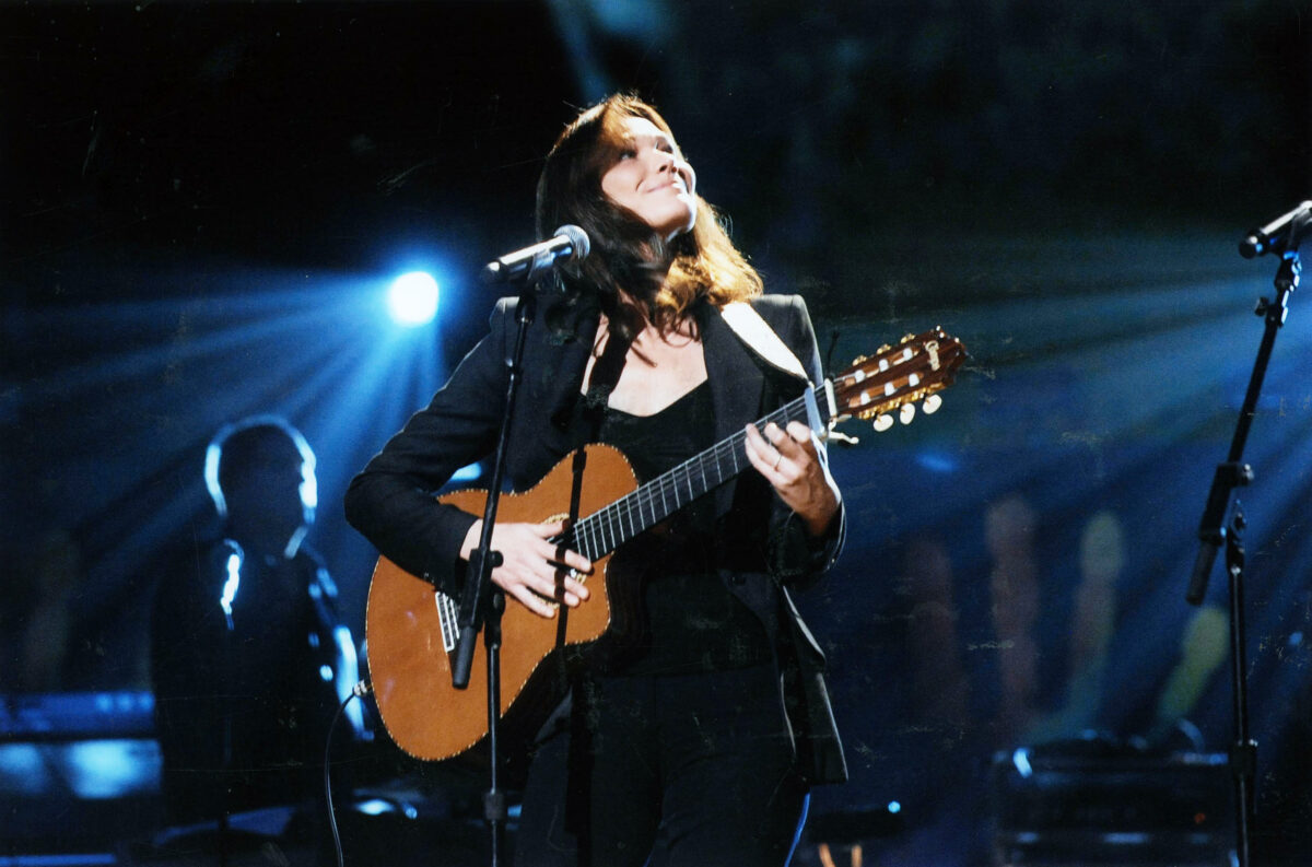 France: Carla Bruni concludes five years of breast cancer treatment today