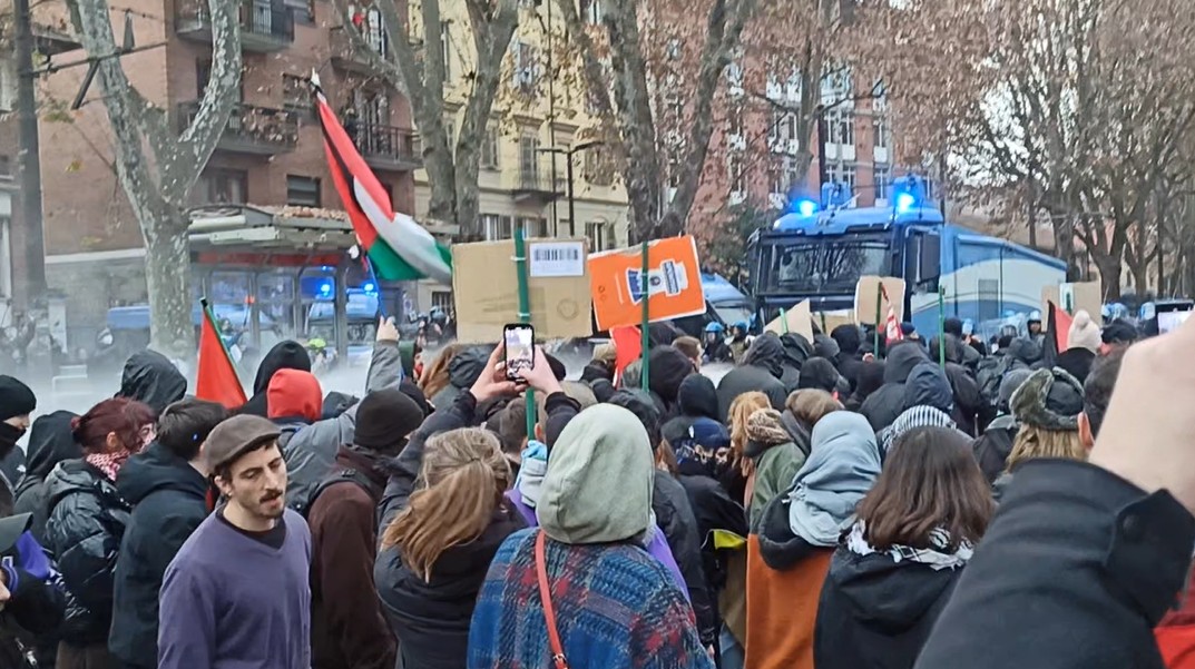 Turin, clashes at Askatasuna march: water cannons and tear gas used, dumpsters set on fire