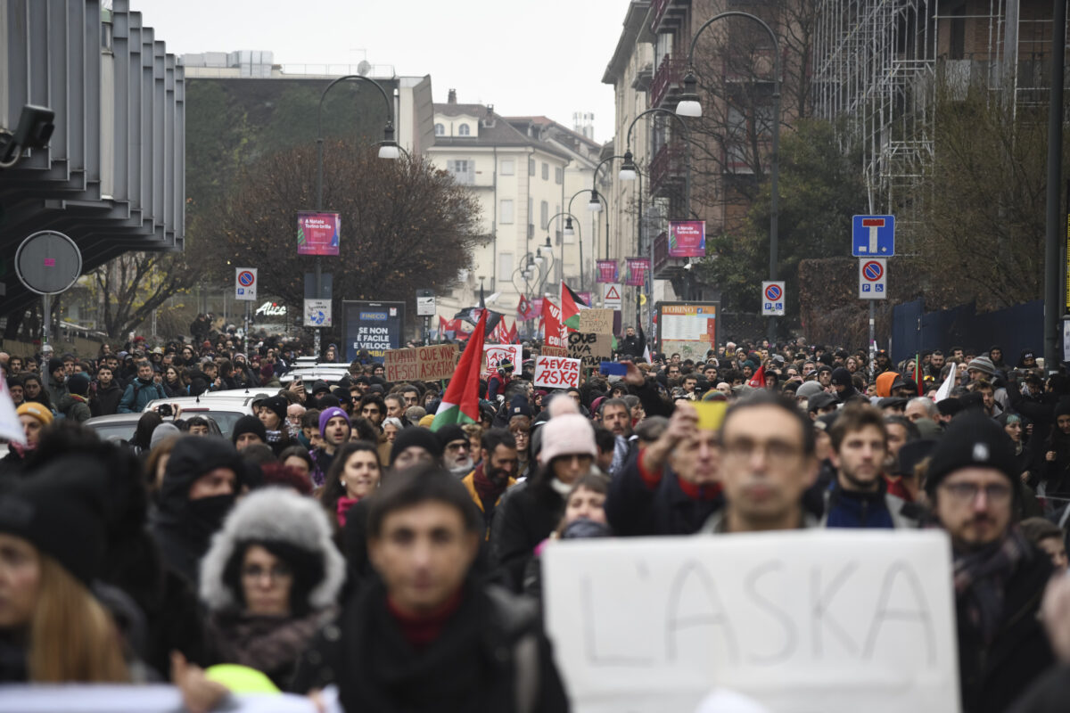 Turin: 7 police officers injured during Askatasuna march