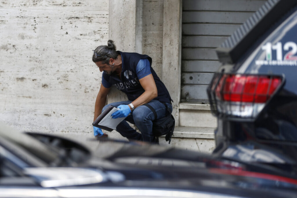 Salerno: man stabs woman, jumps from window and dies; she is in critical condition