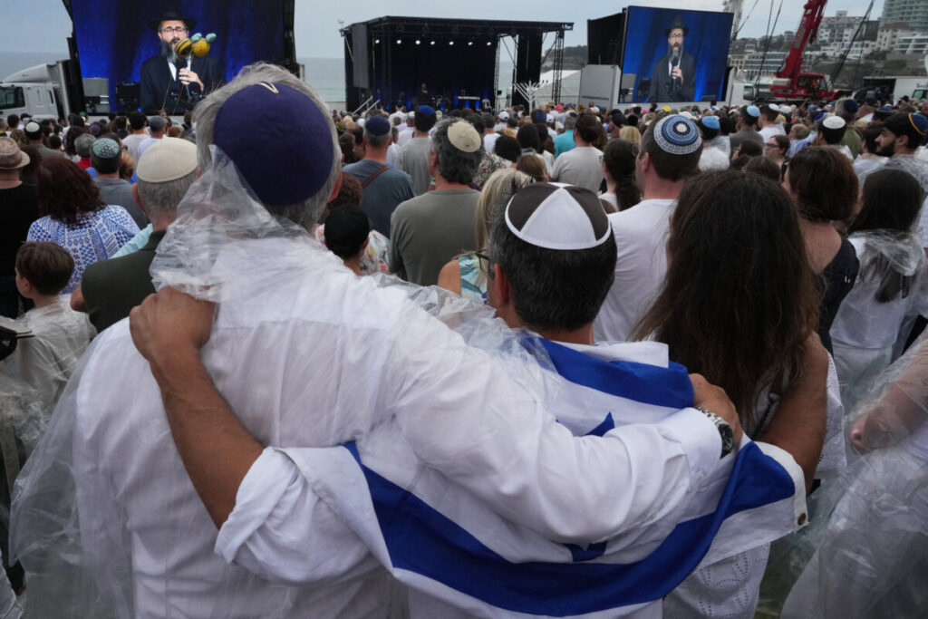 Australia: Over 10,000 people gather at Bondi Beach in Sydney to commemorate the massacre