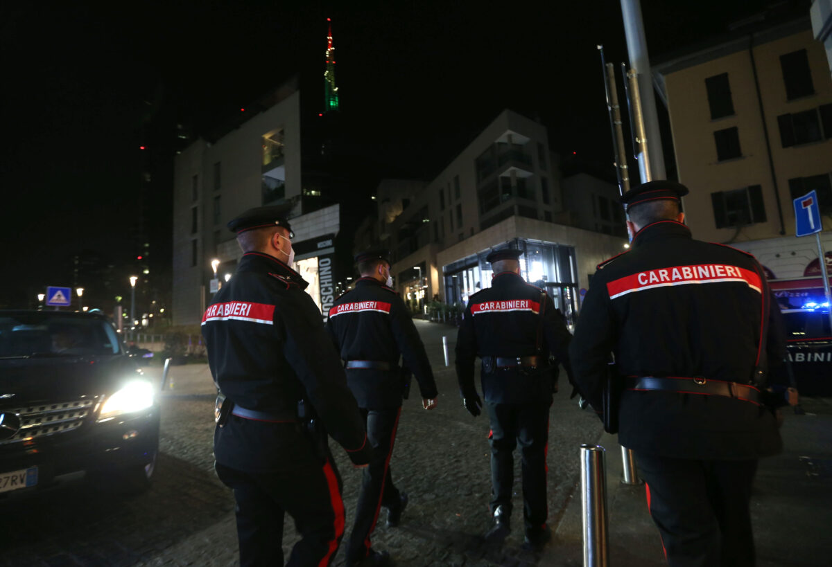 Milan, 15-year-old robbed downtown by baby gang: four arrests
