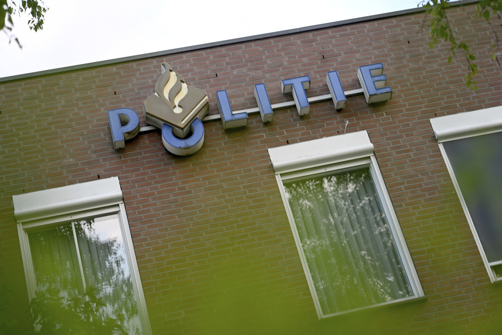 Netherlands: car ploughs into crowd at Christmas parade, several injured