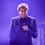 Singer Barry Manilow announces he has lung cancer