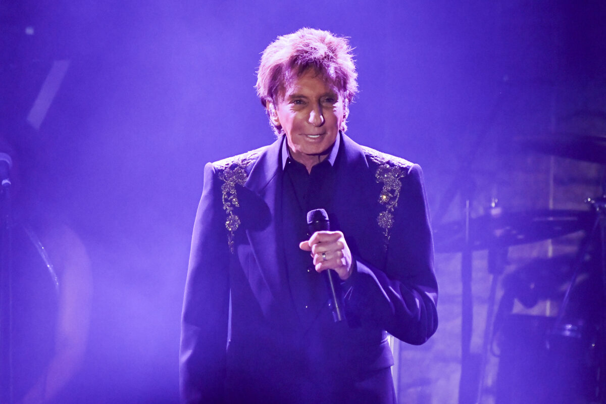 Singer Barry Manilow announces he has lung cancer
