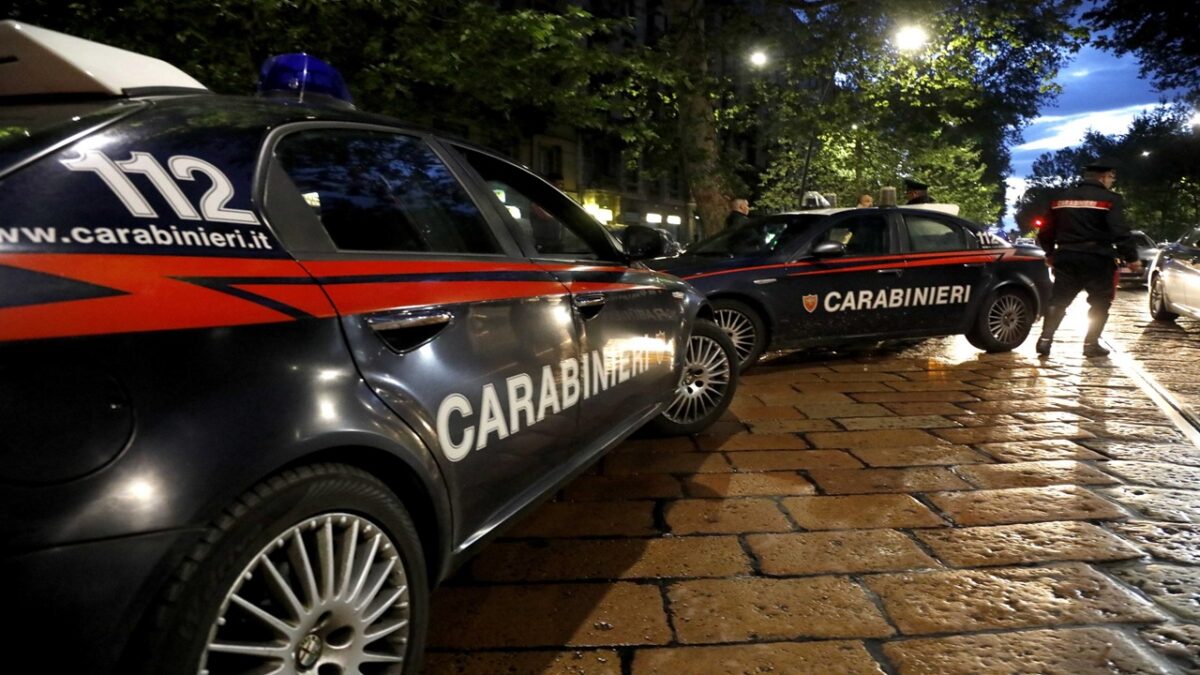 Ancona: stabbed on the landing of his partner’s home, investigation underway