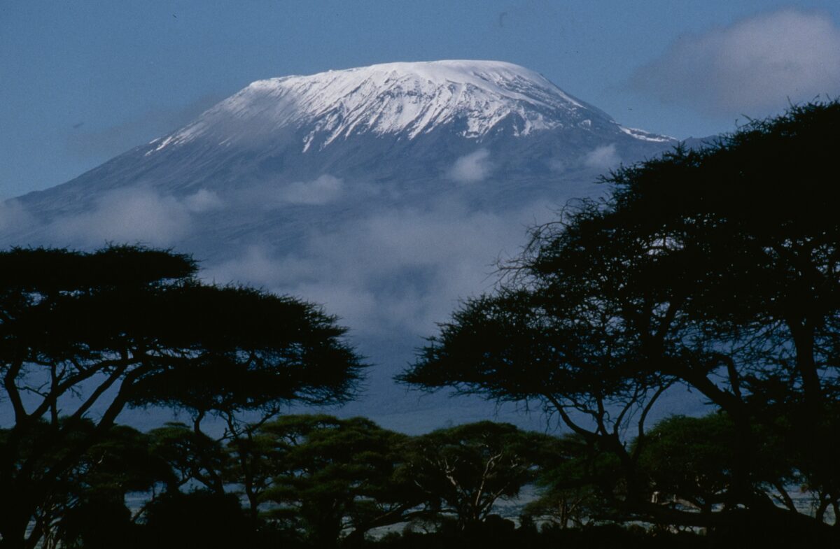 Tanzania: rescue helicopter crashes on Kilimanjaro, 5 dead