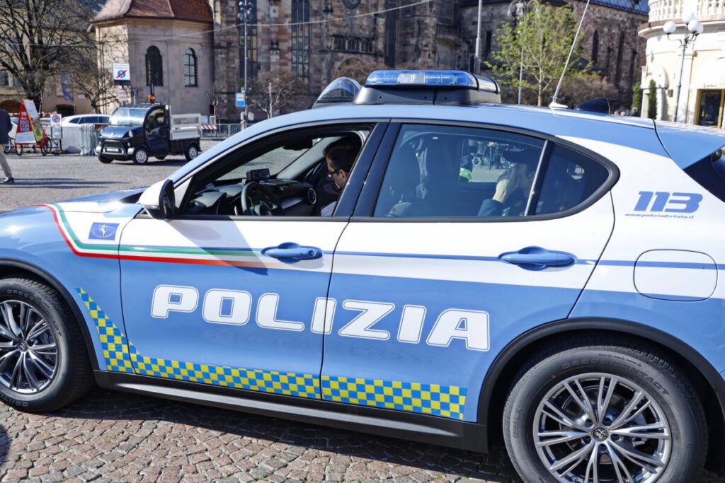 Bari: psychedelic Christmas-themed lights on car, fined