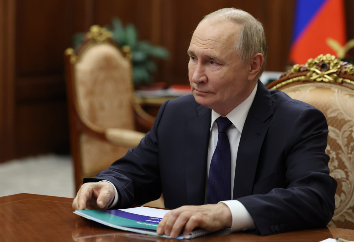 Russia, Putin signs law lowering citizenship oath age to 14