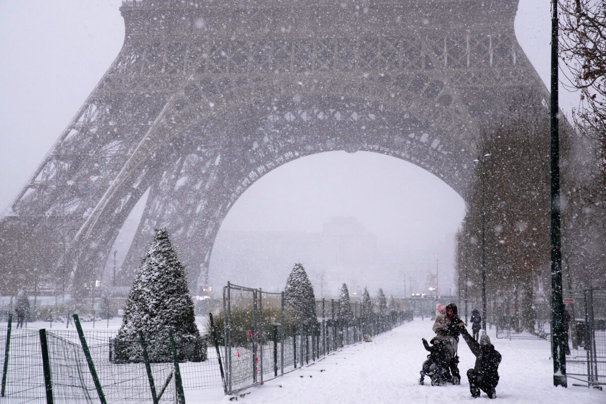 France: buses and trucks halted due to snow, disruption to trains