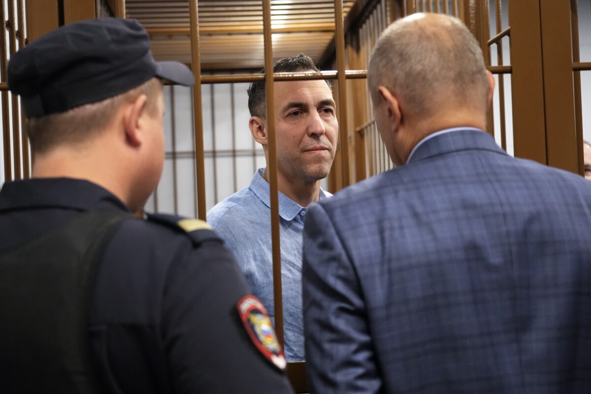 Russia: prisoner exchange with Paris, Frenchman Laurent Vinatier freed