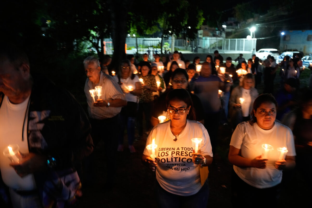 Venezuela: second night of vigil for families of political prisoners Venezuela: second night of vigil for families of political prisoners