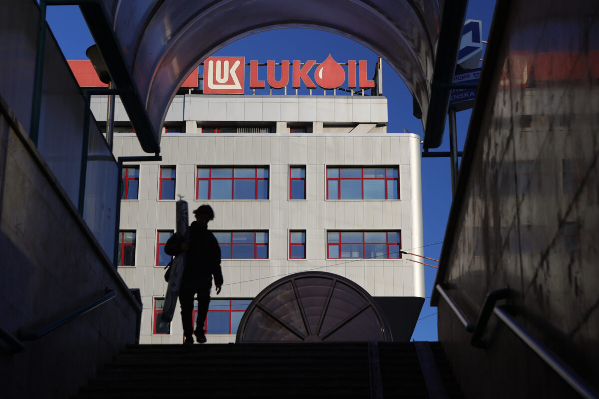 Russia: Kiev strikes three Lukoil drilling platforms in the Caspian Sea