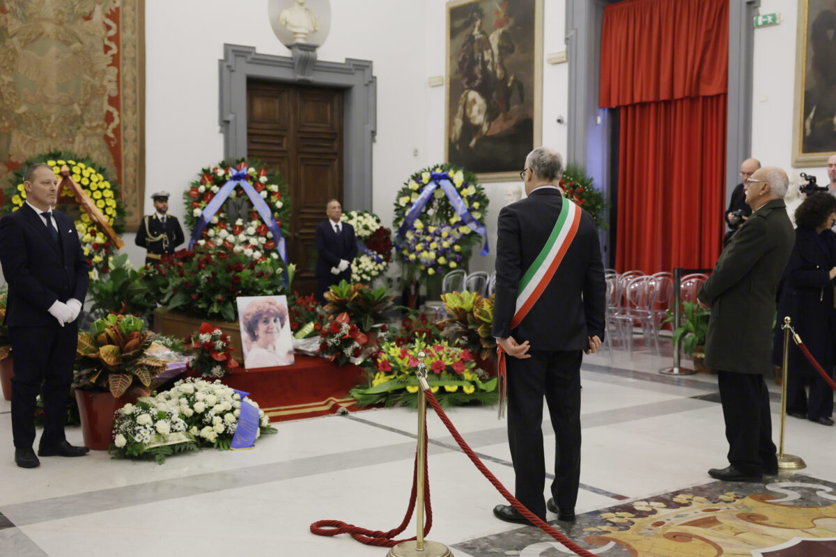 Valeria Fedeli: the funeral parlour is open, Renzi is the first to arrive