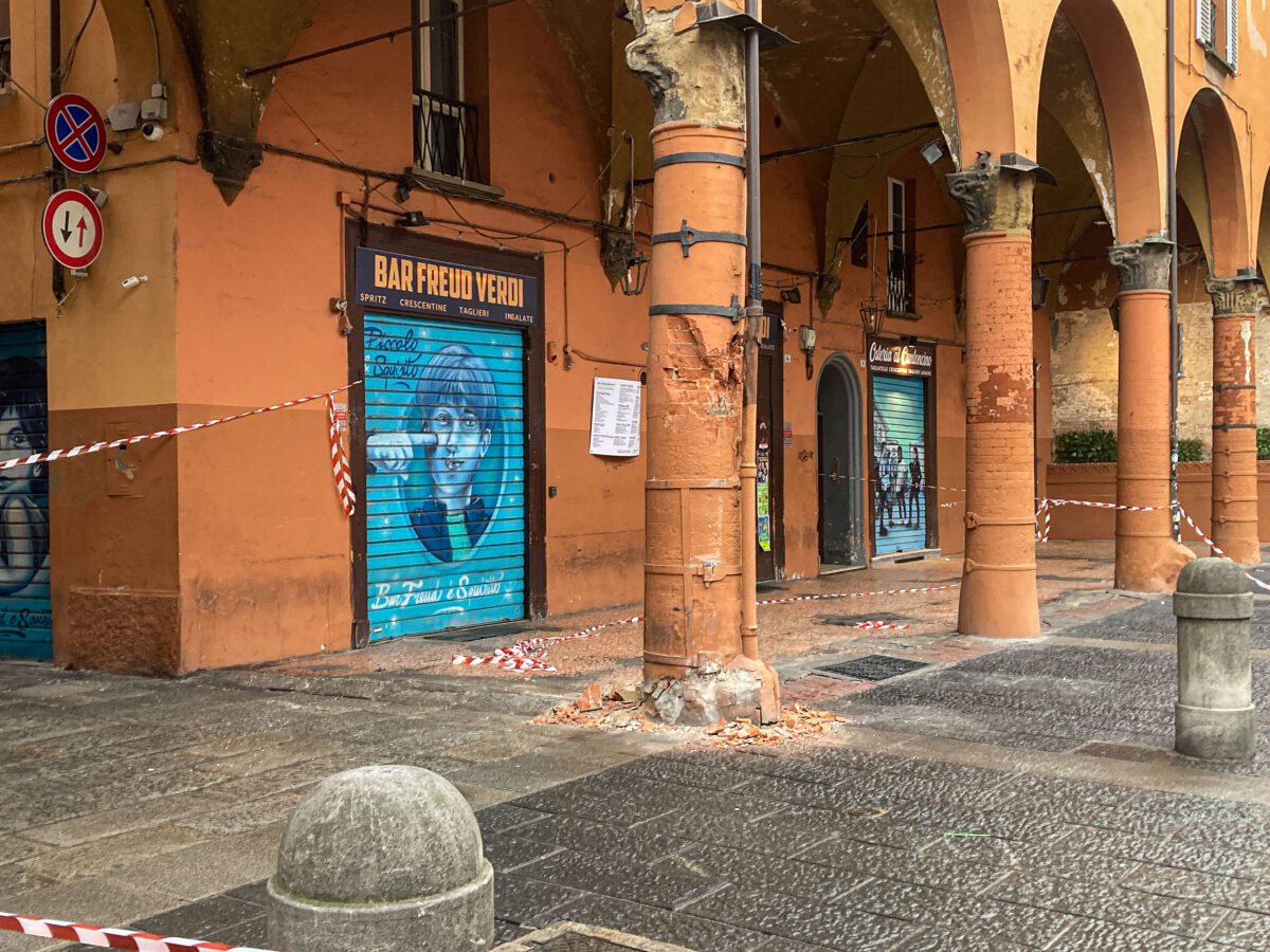 Bologna: bus crashes into column in Piazza Verdi, no injuries