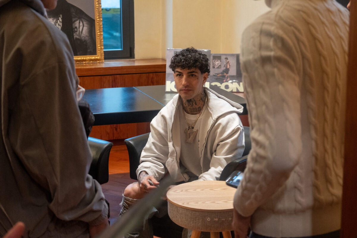 Milan: photographer-Tony Effe dispute, police intervene