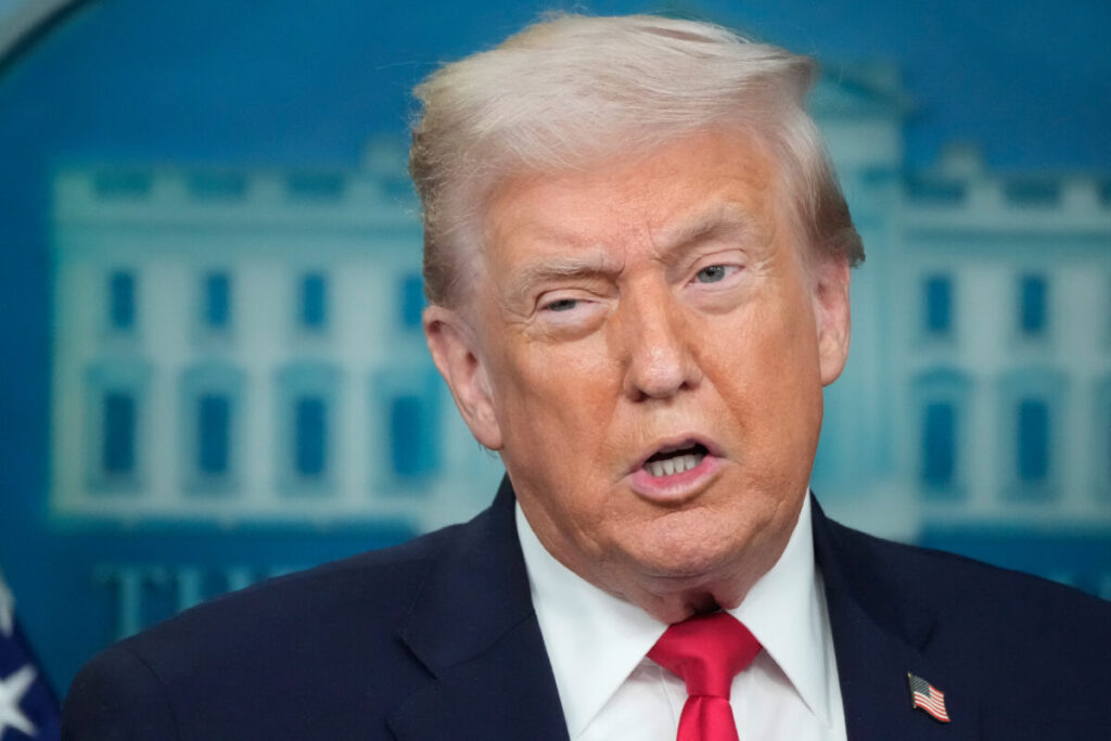 US: Trump shows journalists photos of immigrants arrested in Minnesota