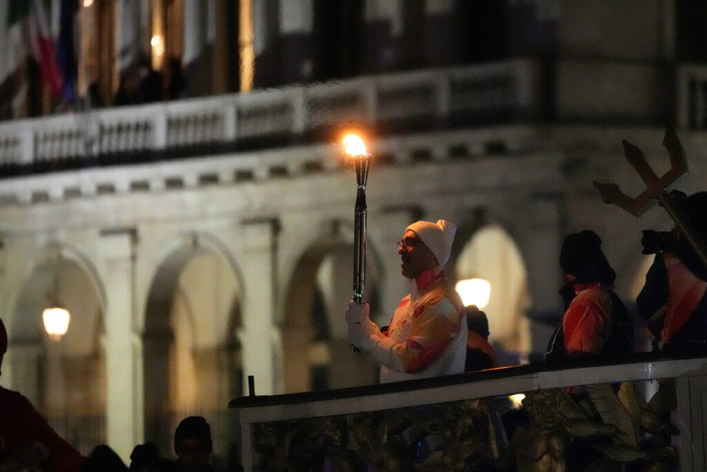 Milan Cortina: historic passage of the Olympic torch in Venice