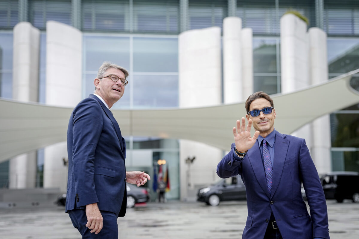 “Thank you, Checco”, Pier Silvio Berlusconi thanks Zalone for the success of Buen Camino