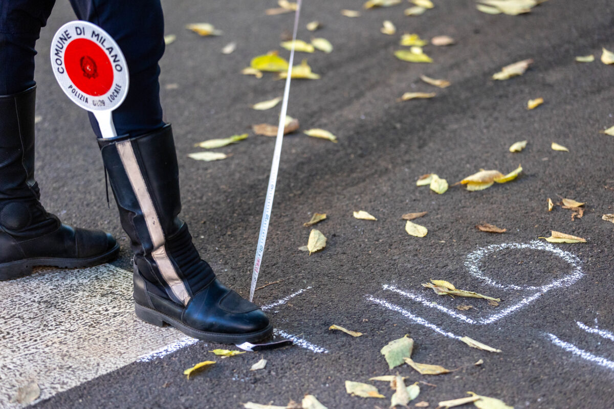 Milan: shooting in the street, 20-year-old man killed. A police officer opened fire.