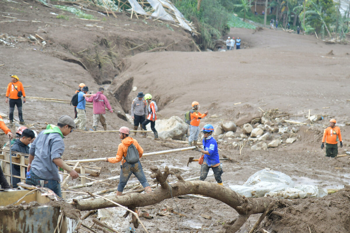 Indonesia, death toll rises in Java landslide: 25 dead and 72 missing Indonesia, death toll rises in Java landslide: 25 dead and 72 missing