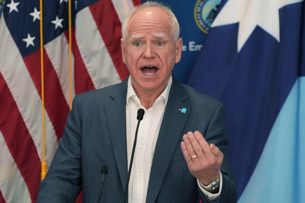 USA, Walz: ‘Productive phone call with Trump, he will consider reducing the number of federal agents’