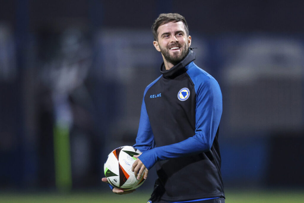 Football, Pjanic announces retirement: “The field has been my piano”