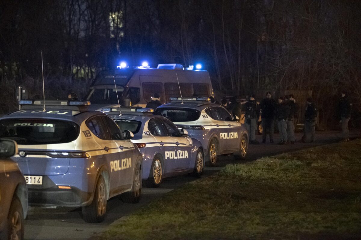 Milan, police officer to prosecutor: ‘I aimed at the silhouette.’ Autopsy ordered.