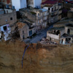 Niscemi: portion of building teetering on ridge collapses