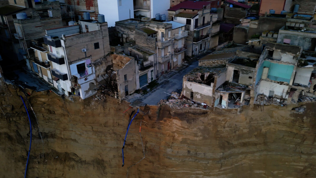 Niscemi: portion of building teetering on ridge collapses